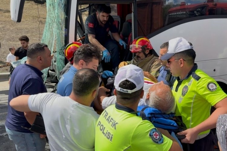 Yolcu otobüsü kamyona çarptı, sürücü araçta sıkıştı