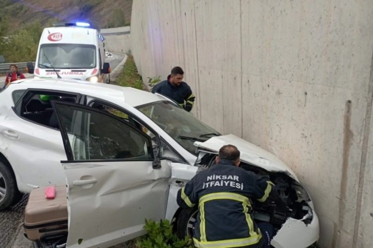 Kazaya müdahale eden polis aracına otomobil çarptı: 2'si polis 8 yaralı 