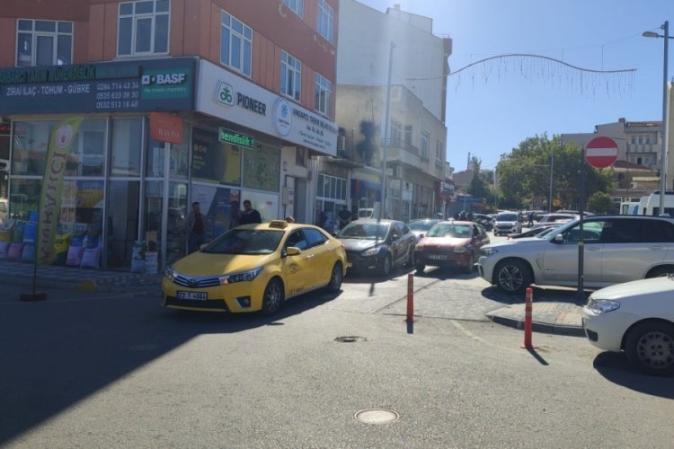 Alkollü sürücü, minibüse tekme atmak isterken düşüp belini kırdı 