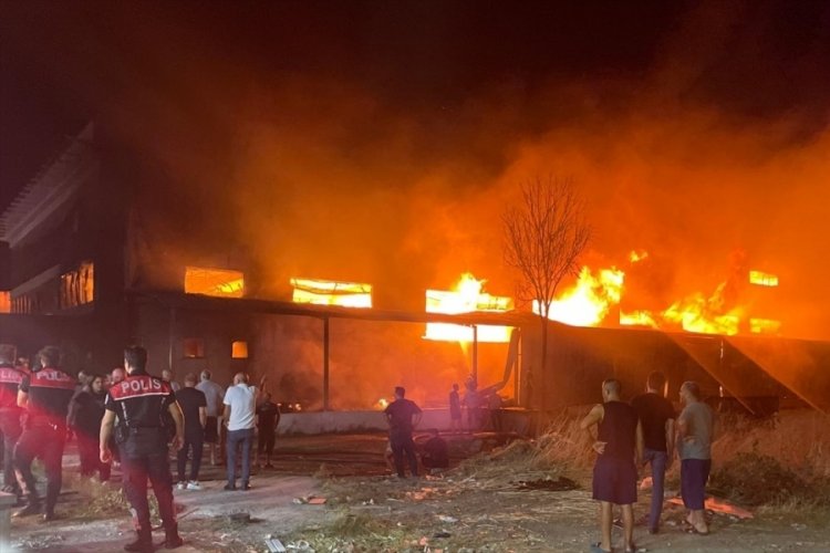 Mobilya fabrikasında yangın! Ekipler olay yerinde...