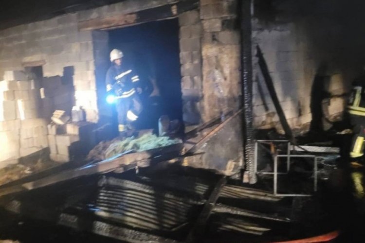 Kopan elektrik kablosu depoyu kül etti 