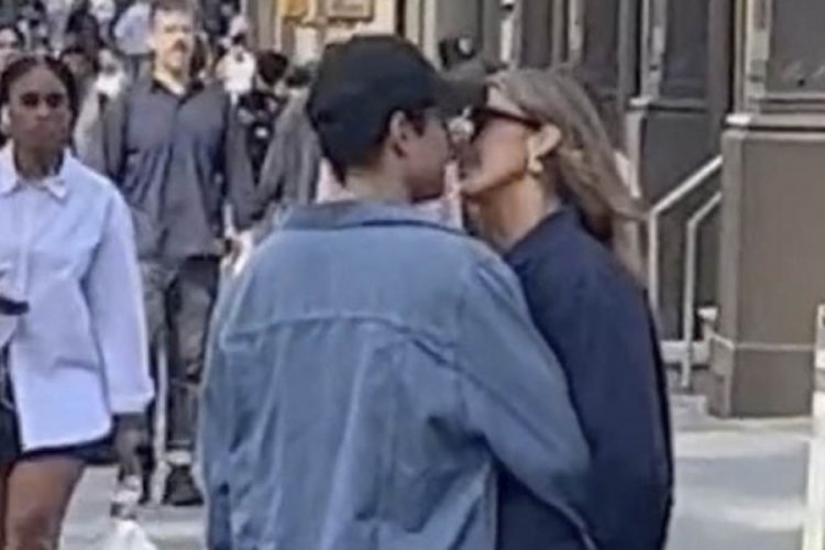 Jessica Alba sokak ortasında sevgilisiyle öpüşürken görüntülendi