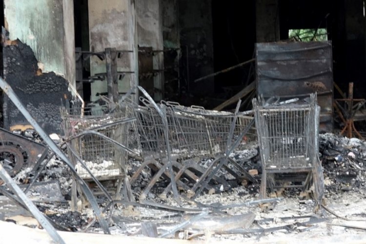 15 saat boyunca yandı: Altı katlı AVM küle döndü