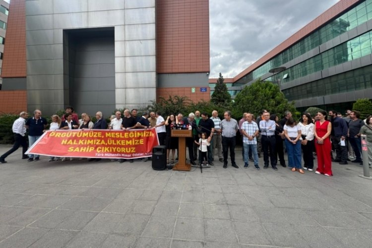 Bursa'da TMMOB'dan Dayanışma G&uuml;n&uuml; mesajı: 'M&uuml;cadele geleneğinin s&uuml;rd&uuml;r&uuml;c&uuml;s&uuml;y&uuml;z'