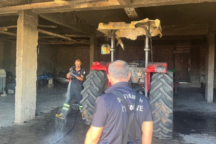 Depodaki traktör alev aldı 