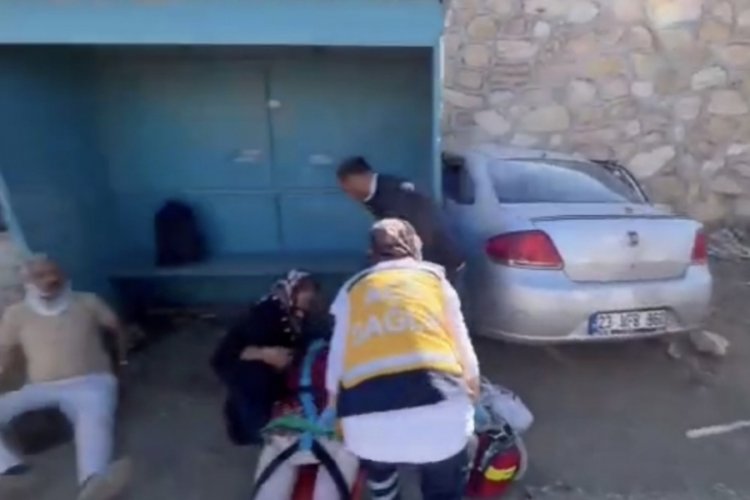 Elazığ'da otomobil durağa daldı: 1'i ağır 6 yaralı 