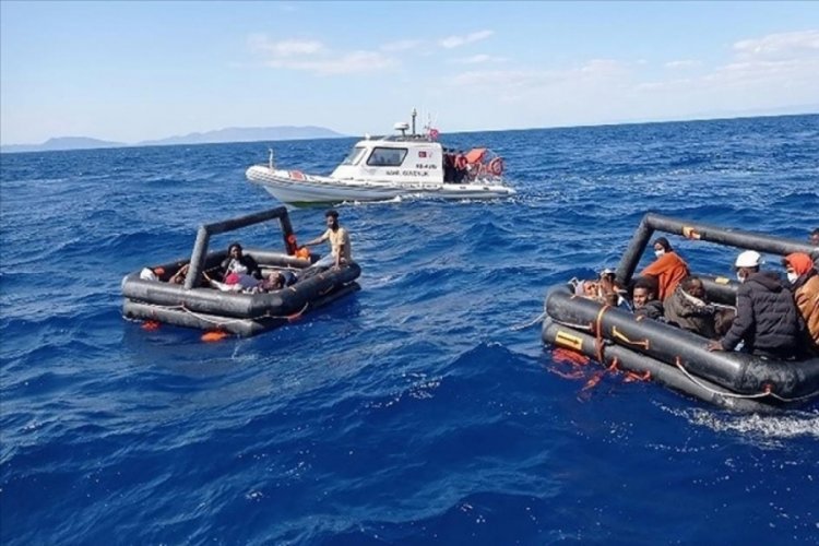 İzmir açıklarında 8'i çocuk 41 düzensiz göçmen kurtarıldı 