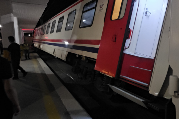 Bandırma'da tren kazası ucuz atlatıldı 