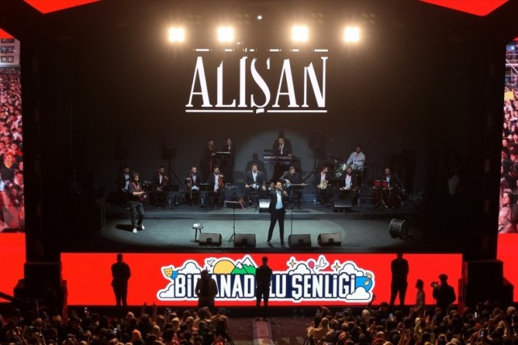 Şarkıcı Alişan, Bingöl'de "Bir Anadolu Şenliği"nde konser verdi 