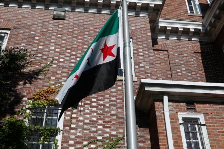 11 yıl sonra ilk! Suriye bayrağı Washington'da dalgalandı 