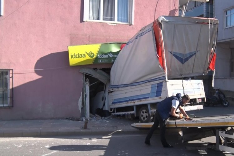 Kamyonet ganyan bayisine girdi