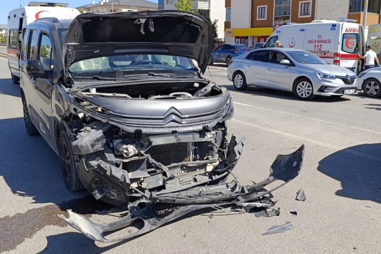 Bursa'da trafik kazası! Yaralılar var