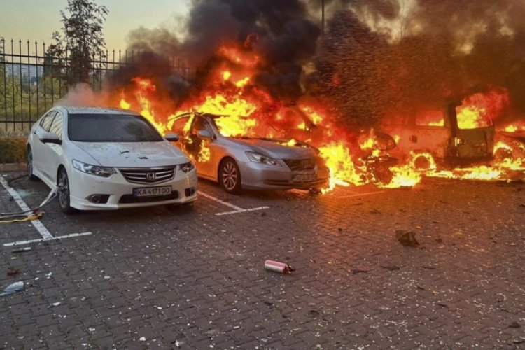 Rusya'dan Ukrayna'ya yoğun hava saldırısı: 3 ölü