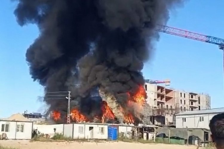 İşçilerin kaldığı konteyner yatakhane alevlere teslim oldu 