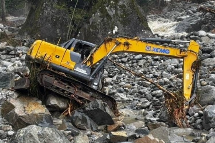 Tonlarca ağırlıktaki iş makineleri sel sularına kapıldı 