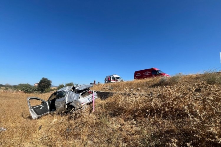 Balıkesir'de otomobil tarlaya uçtu; 2 yaralı 