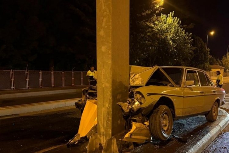  Klasik otomobil direğe ok gibi saplandı