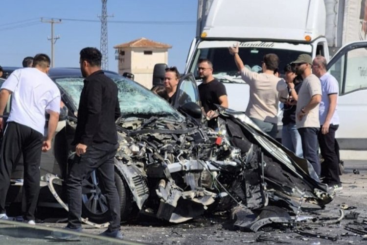 Otomobille kamyonet çarpıştı: 1'i ağır 5 yaralı