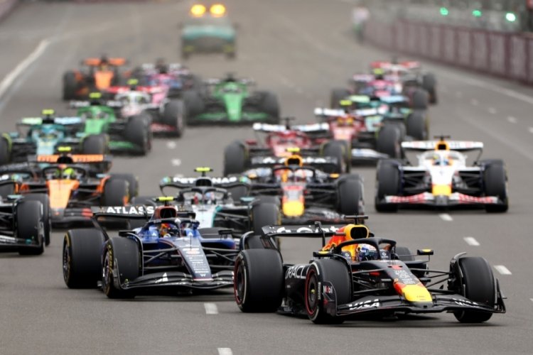 Azerbaycan'da kazanan Max Verstappen 