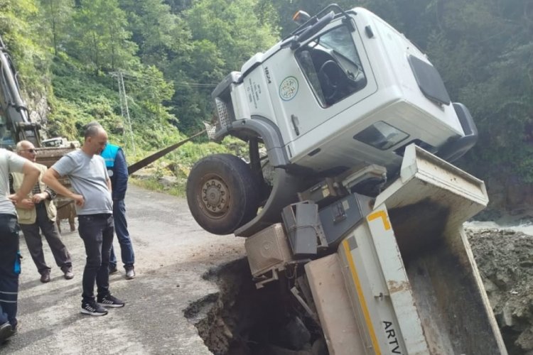 Sel felaketinde kamyon yarılan yola düştü! Yaralı var...