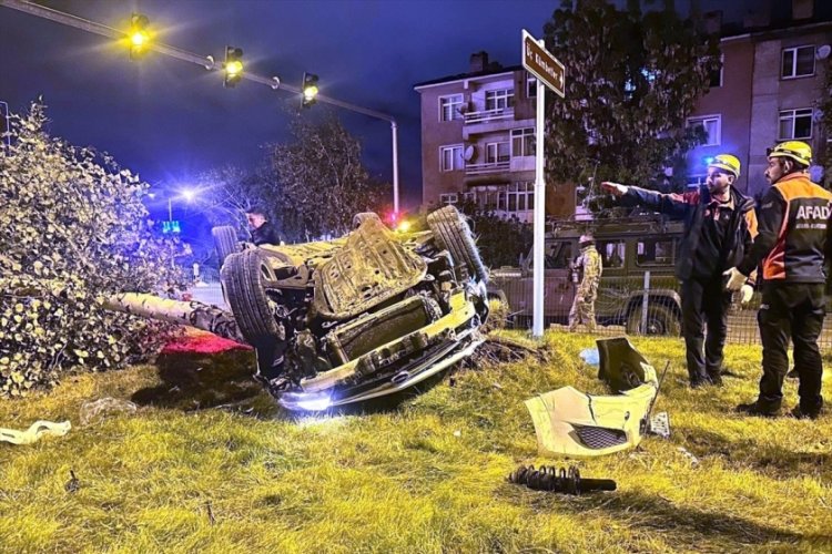 Takla atan otomobildeki 4 kişi yaralandı