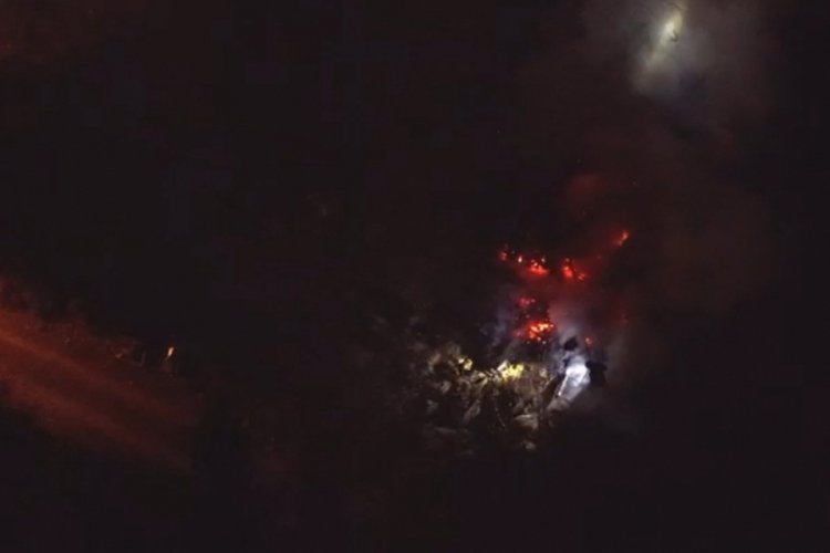Kocaeli'de ormanlık alandaki baraka alev alev yandı 