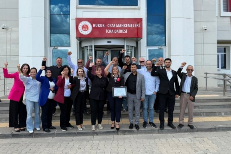 Seçimde yeniden başkan seçilen Berna İl ve yönetimi mazbatasını aldı!&nbsp;&nbsp;