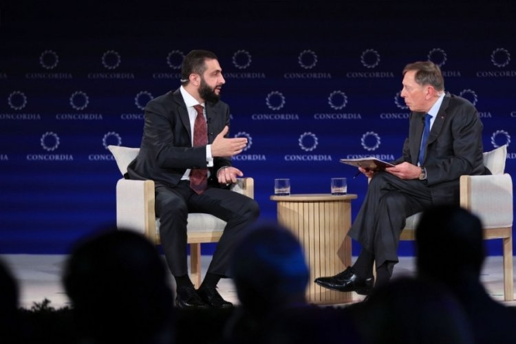 Suriye Devlet Başkanı eş-Şara eski CIA Başkanı Petraeus ile bir araya geldi 