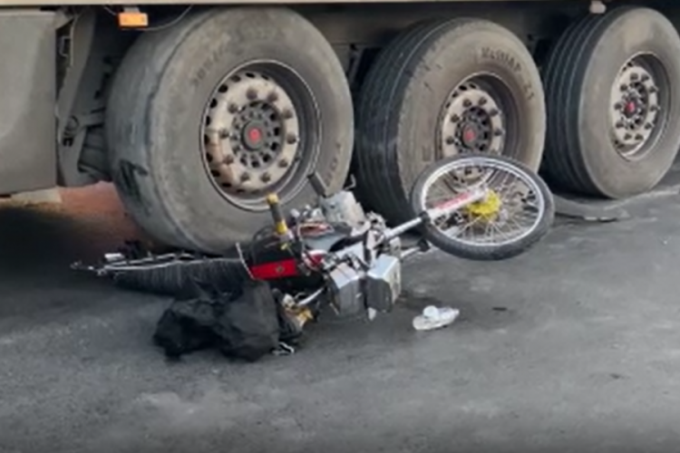 Tır motosiklete çarptı! Ölü ve yaralılar var...