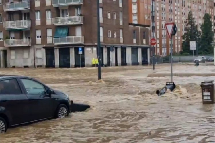 İtalya'da sağanak sele neden oldu 