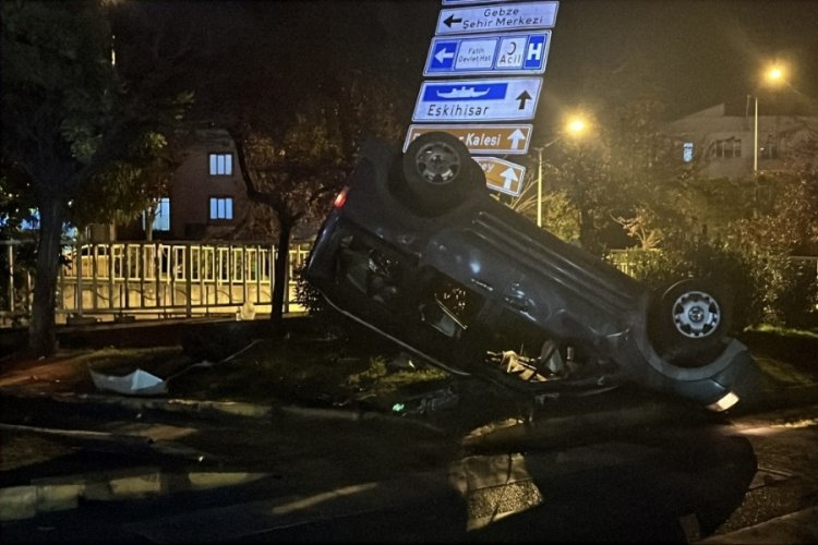 Minibüs ile çarpışan hafif ticari araç takla attı; 1 ölü, 5 yaralı var...
