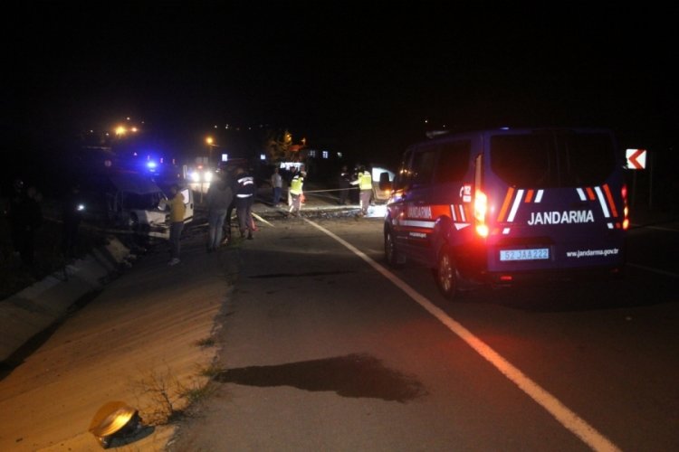2 hafif ticari araç kafa kafaya çarpıştı: Ölü ve yaralılar var...