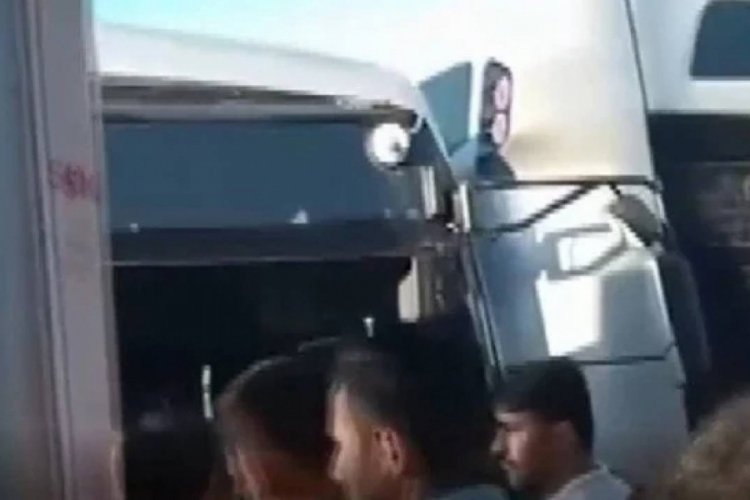 İstanbul'da feci kaza! 2 metrobüs çarpıştı! 