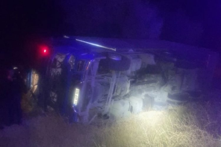 Devrilen kargo kamyonunda sürücü hayatını kaybetti