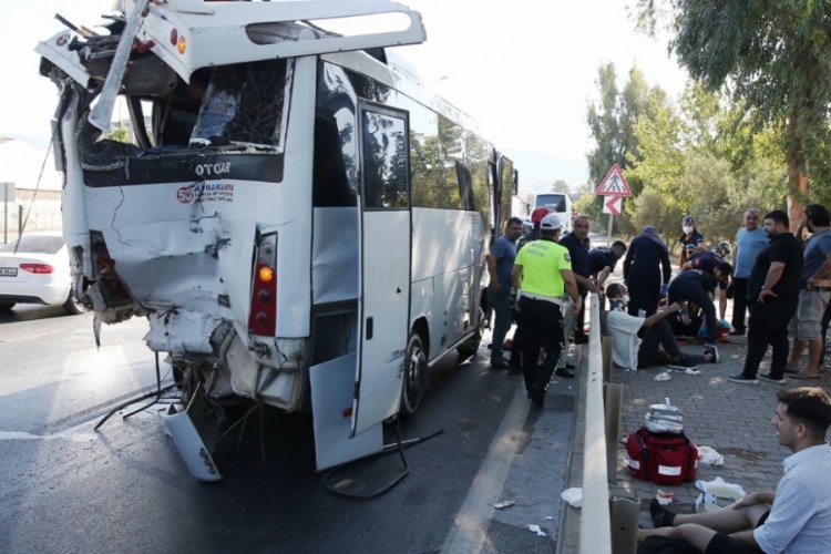 Antalya'da iki midibüs çarpıştı: Çok sayıda yaralı var