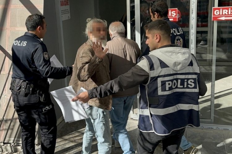 Kendisini şikayet ettiğini ileri sürdüğü yaşlı adamı darbedip, yerde tekmeledi 
