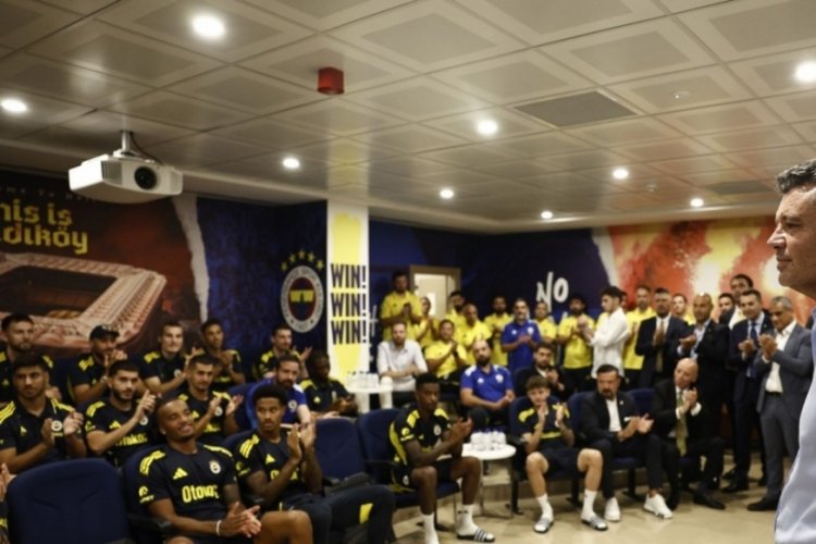 Fenerbahçe Başkanı Sadettin Saran, Fenerbahçeli futbolcularla buluştu