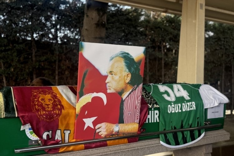 Tabutuna Galatasaray bayrağı konuldu! Ünlü spor yazarı toprağa verildi