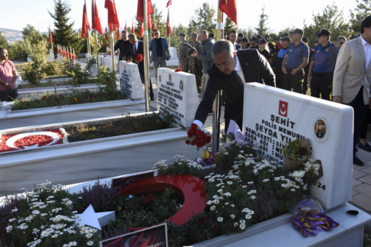 Şehit polis Şeyda Yılmaz, kabri başında anıldı 