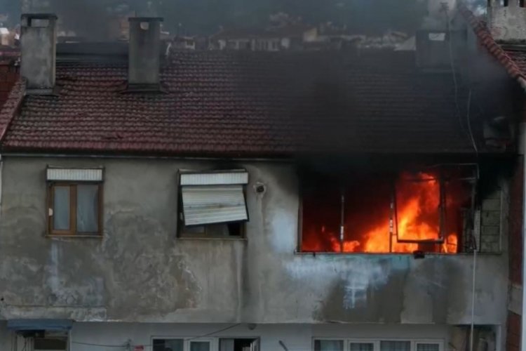 Bursa'da çatı katında alevler yükseldi! Komşusu son anda imdadına yetişti...