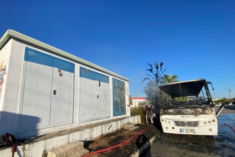 Antalya'da park halindeki midibüs alev alev yandı 