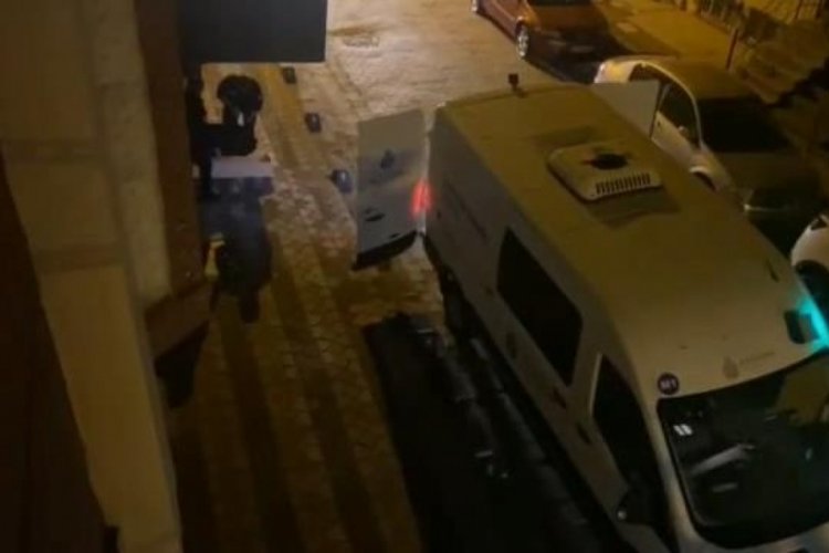 Tartıştığı babasının boğazını kesti! Polise kendini ihbar etti...