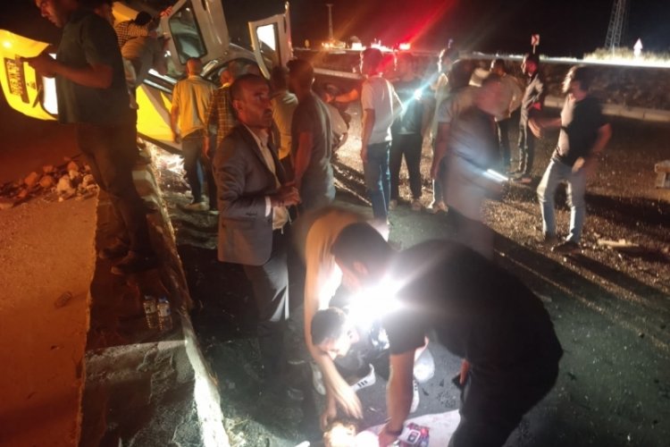 Minibüs ile otomobil çarpıştı: 1 ölü, 5 yaralı