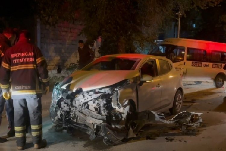 Minibüs ile otomobil çarpıştı: Ağaca çarparak durabildi! 