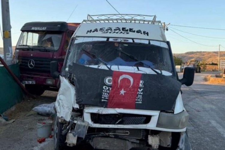 Tarım işçilerini taşıyan minibüsle kamyon çarpıştı: Çok sayıda yaralı var