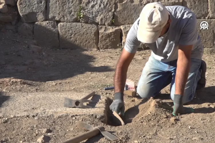 Bitlis'te tarihi keşif! Kalenin ana giriş kapısında bulundu: Çift dişli, 29 cm