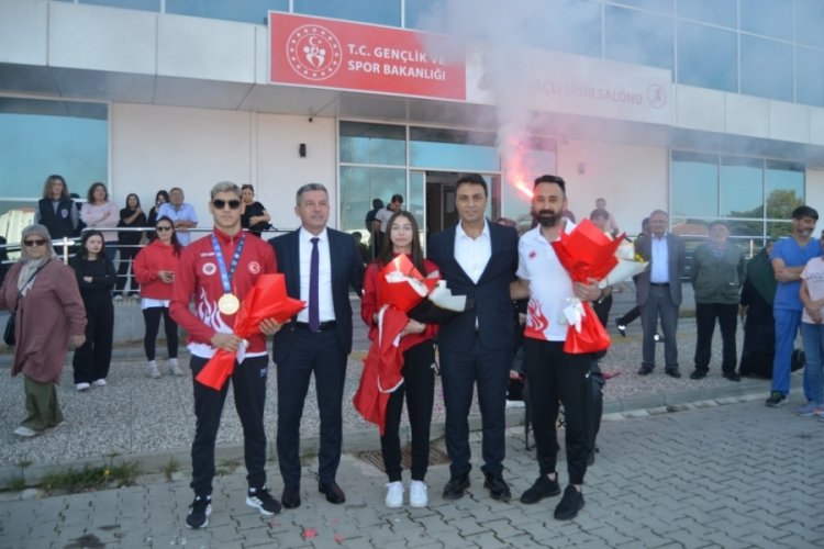 Bolulu sporcular Muaythai'da dünya şampiyonu oldu