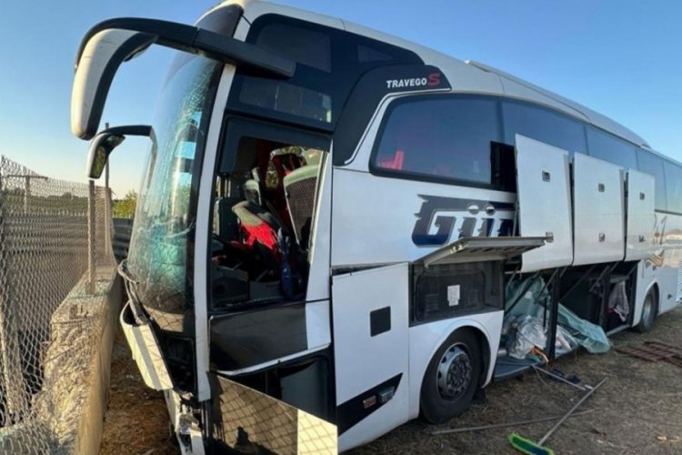 Mersin'de yolcu otobüsü refüje girdi: 13 yaralı 