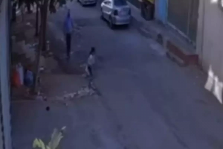 Kız çocuğunu mahalleli kurtardı! Tüm şehir bu sapığı arıyor