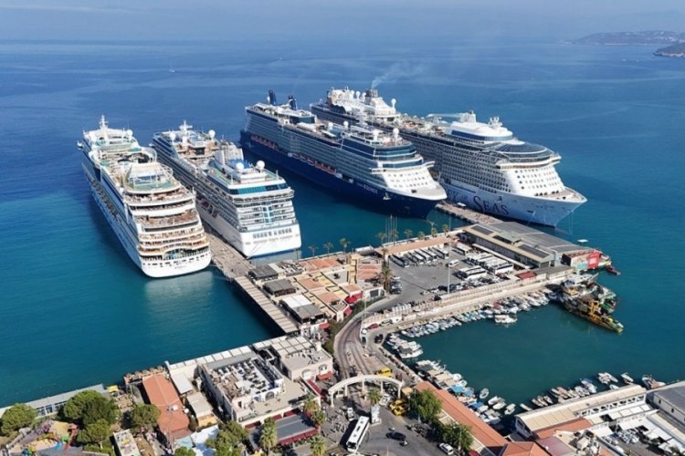 Kuşadası'na demirleyen 4 kruvaziyer gemisi, binlerce turist getirdi 